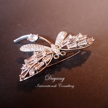 蝴蝶胸針 鑲T鑽(四月誕生石)